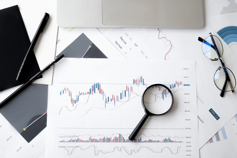 Finanční poradce ukazuje klientovi graf úspor na tabletu.